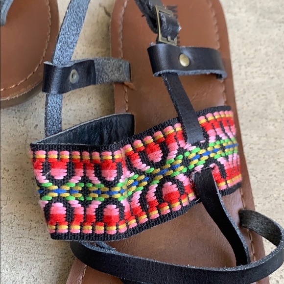 Cute pair of summer sandals - Picture 3 of 3